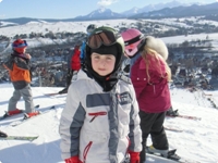 chłopiec narciarz
